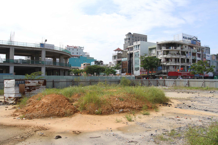 Hiện phía trong của các dự án là cỏ mọc, đất đá đổ lộn xộn...Ai cũng ngao ngán giữa trung tâm thành phố, xung quanh Nhà hát Trưng Vương lại bị "bủa vây" các dự án "treo"...!