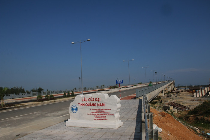 Công trình cầu Cửa Đại vừa được gắn biển vào đầu tháng 10/2015 do BQL Khu kinh tế mở Chu Lai làm chủ đầu tư có sai phạm nhiều tỷ đồng. Ảnh Thùy Linh Công trình cầu Cửa Đại vừa được gắn biển vào đầu tháng 10/2015 do BQL Khu kinh tế mở Chu Lai làm chủ đầu tư có sai phạm nhiều tỷ đồng. Ảnh Thùy Linh