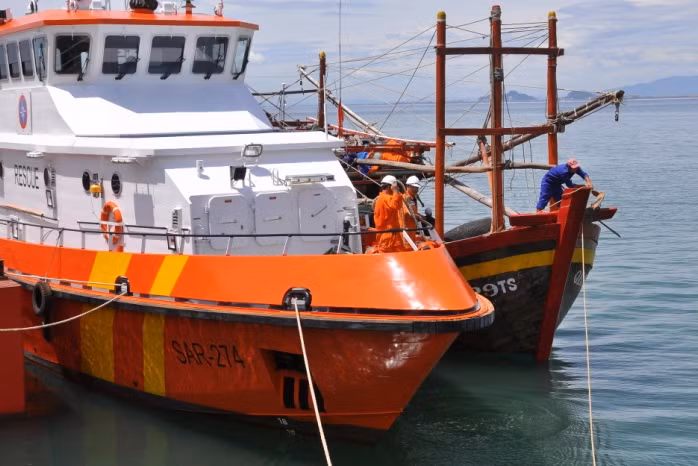 Tàu SAR 274 của Trung tâm II trong một lần đưa tàu của ngư dân miền Trung bị nạn ngoài biển vào bờ. Ảnh Thùy Linh