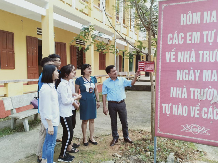 Thầy Nguyễn Tiến Trình – Hiệu trưởng trường Trung học phổ thông Quế Lâm (ngoài cùng bên phải). Ảnh: Nhà trường cung cấp. Thầy Nguyễn Tiến Trình – Hiệu trưởng trường Trung học phổ thông Quế Lâm (ngoài cùng bên phải). Ảnh: Nhà trường cung cấp.