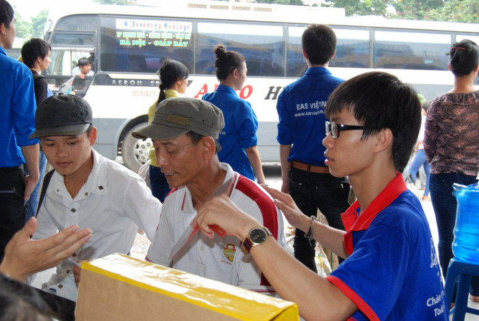 Giữa trời nắng nóng, không khí oi bức tại bến xe, sinh viên tình nguyện ngồi quạt mát cho phụ huynh . Giữa trời nắng nóng, không khí oi bức tại bến xe, sinh viên tình nguyện ngồi quạt mát cho phụ huynh .