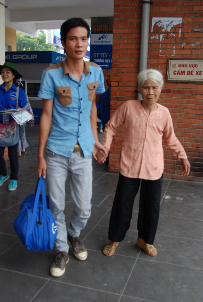 Bà của cậu đã hơn 80 tuổi, lưng đã còng, tóc bạc trắng, thế nhưng vẫn không an tâm khi cho cậu đi một mình. Trong suy nghĩ của bà bây giờ là chỉ cầu chúc cháu đỗ Đại học. Bà của cậu đã hơn 80 tuổi, lưng đã còng, tóc bạc trắng, thế nhưng vẫn không an tâm khi cho cậu đi một mình. Trong suy nghĩ của bà bây giờ là chỉ cầu chúc cháu đỗ Đại học.