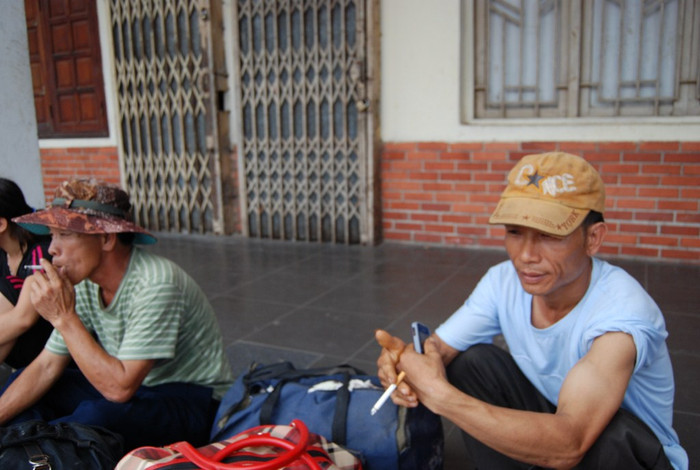 Những gương mặt mệt mỏi và nhiều lo âu. Những gương mặt mệt mỏi và nhiều lo âu.