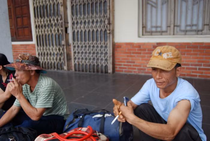 Những gương mặt mệt mỏi và nhiều lo âu.