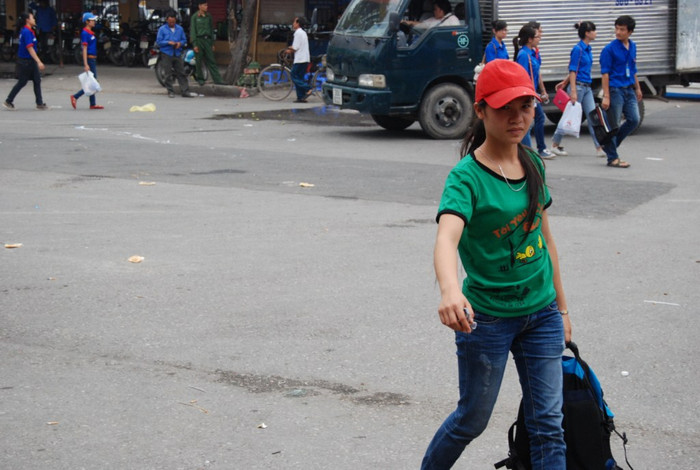 Thí sinh này một mình từ quê lên thành phố dự thi. Gương mặt lo âu và mệt mỏi hiện rõ trên gương mặt của em. Thí sinh này một mình từ quê lên thành phố dự thi. Gương mặt lo âu và mệt mỏi hiện rõ trên gương mặt của em.