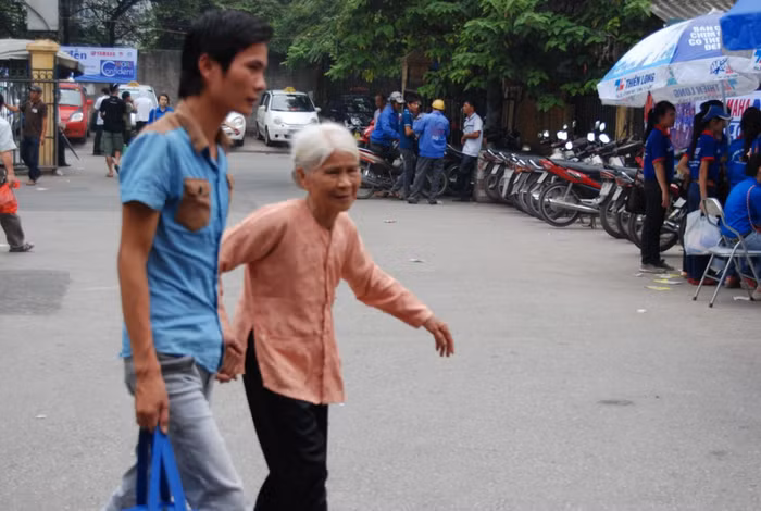 Sỹ tử này được bà dẫn đi thi Đại học