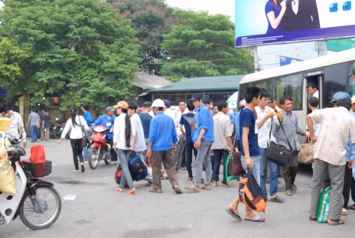Bến xe Giáp Bát chật ních người.