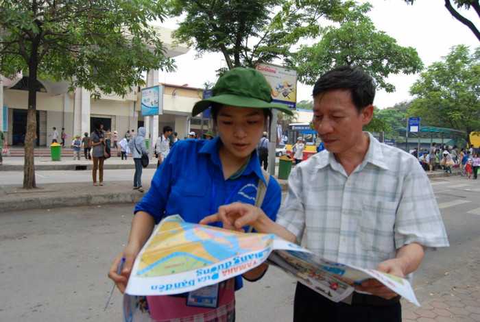 Sinh viên tình nguyện hướng dẫn đường đi tại bến xe bus cho phụ huynh. Sinh viên tình nguyện hướng dẫn đường đi tại bến xe bus cho phụ huynh.