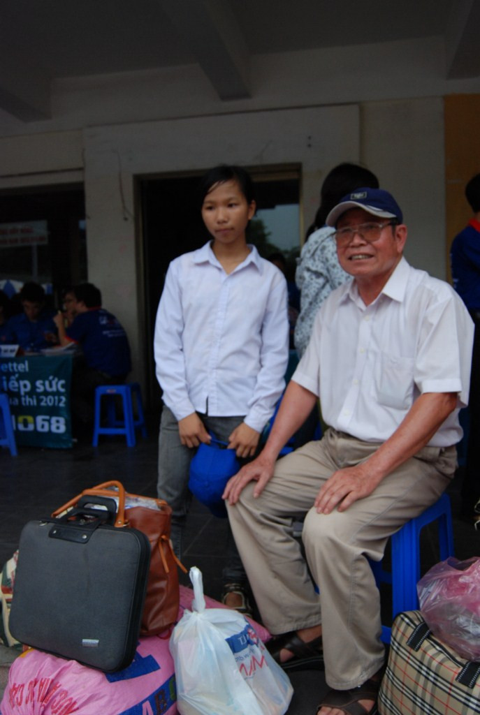 Hai ông cháu nghỉ ngơi sau khi xe dừng tại bến. Tuy mệt mỏi nhưng nụ cười vẫn hiện trên gương mặt người ông. Hai ông cháu nghỉ ngơi sau khi xe dừng tại bến. Tuy mệt mỏi nhưng nụ cười vẫn hiện trên gương mặt người ông.