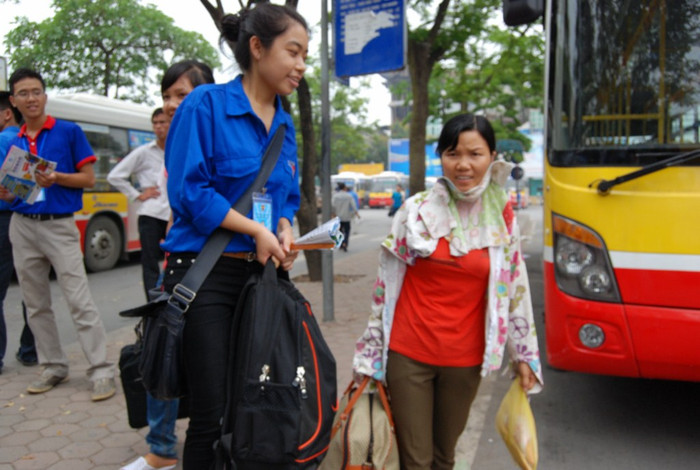 Cô gái áo xanh nhỏ nhắn này đã khuân vác rất nhiều ba lô, bì gạo cùng đồ đạc giúp người nhà thí sinh tại bến xe Giáp Bát. Cô gái áo xanh nhỏ nhắn này đã khuân vác rất nhiều ba lô, bì gạo cùng đồ đạc giúp người nhà thí sinh tại bến xe Giáp Bát.