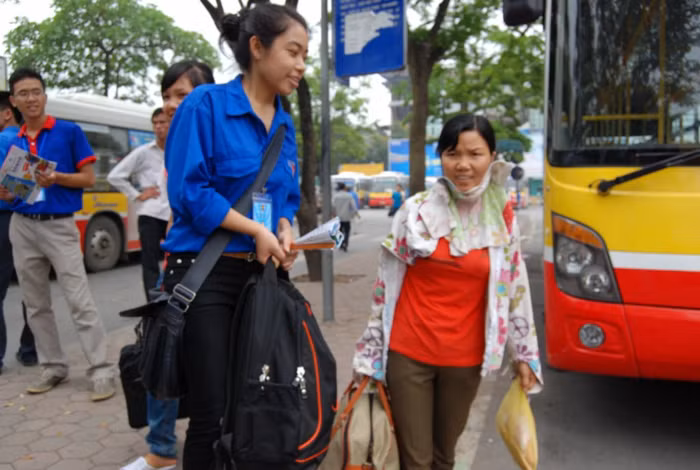 Cô gái áo xanh nhỏ nhắn này đã khuân vác rất nhiều ba lô, bì gạo cùng đồ đạc giúp người nhà thí sinh tại bến xe Giáp Bát.