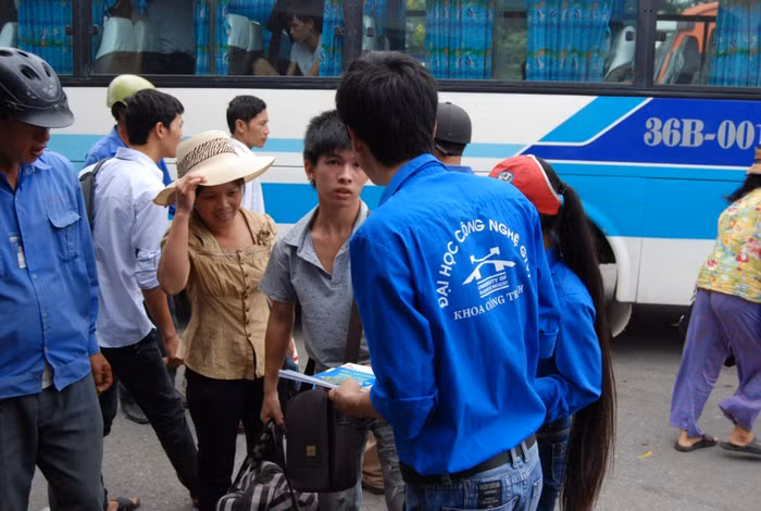 Những hình ảnh, cử chỉ đẹp này góp phần xua đi cái nắng nóng của mùa hè, những căng thẳng, lo âu của sỹ tử, phụ huynh khi ngày thi đang cận kề.