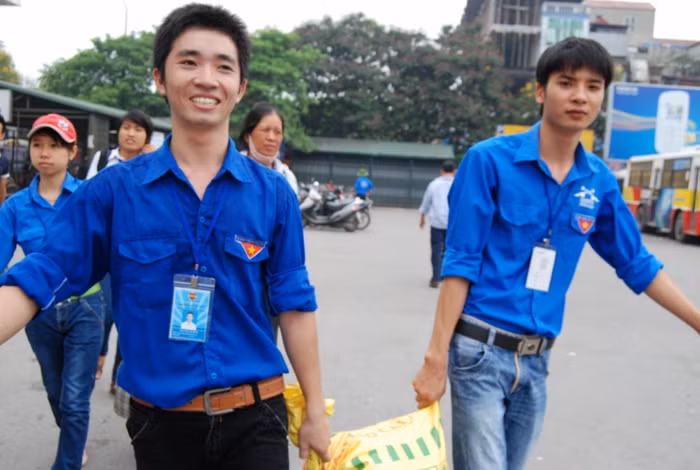 Thanh niên tình nguyện bê vác đồ giúp gia đình thí sinh. Đối với họ được giúp đỡ mọi người là một niềm hạnh phúc.