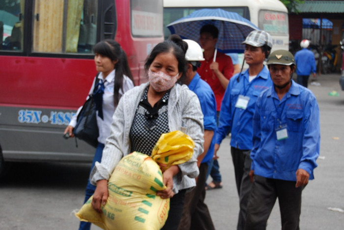 Một phụ huynh vừa bước xuống từ ô tô. Trên tay cô là 20kg gạo "chống đói" cho đợt thi Đại học, Cao đẳng dài ngày. Một phụ huynh vừa bước xuống từ ô tô. Trên tay cô là 20kg gạo "chống đói" cho đợt thi Đại học, Cao đẳng dài ngày.
