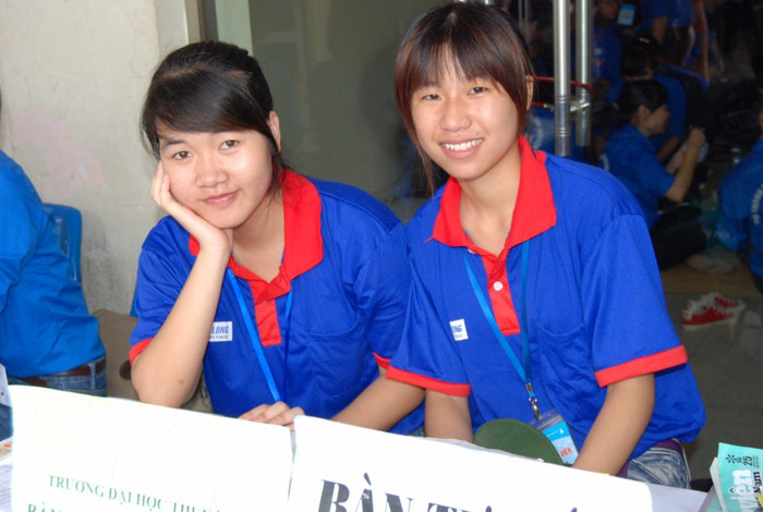 Nụ cười luôn nở trên môi các sinh viên tình nguyện Nụ cười luôn nở trên môi các sinh viên tình nguyện