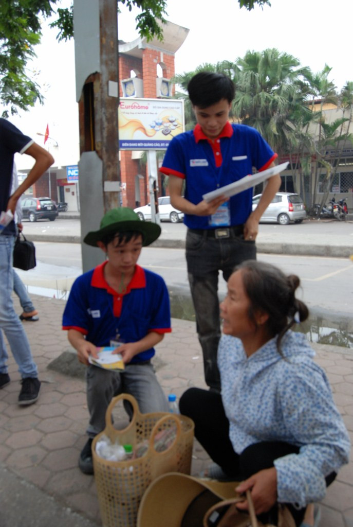 Sinh viên tình nguyện giúp đỡ tận tình phụ huynh ngay từ khi họ bước xuống xe Sinh viên tình nguyện giúp đỡ tận tình phụ huynh ngay từ khi họ bước xuống xe