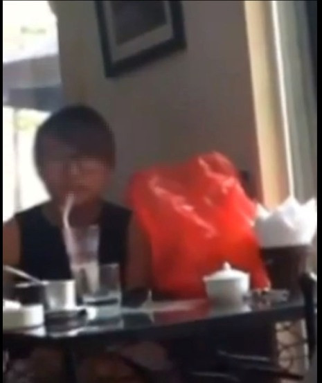 Cận cảnh cô gái. (Ảnh cắt từ video). Cận cảnh cô gái. (Ảnh cắt từ video).