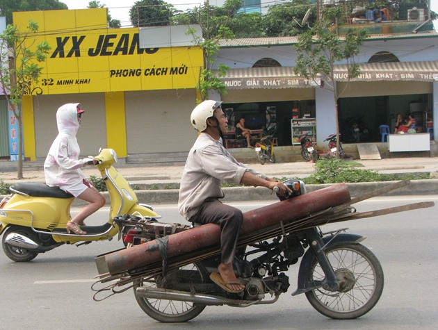 Xe tự chế cũ nát cũng được người dân tận dụng chở hàng công kềnh bất chấp nguy hiểm có thể xảy ra. Xe tự chế cũ nát cũng được người dân tận dụng chở hàng công kềnh bất chấp nguy hiểm có thể xảy ra.