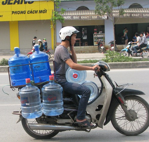 Trước và sau xe chở hàng cồng kềnh, người lái xe vẫn còn ngang nhiên nghe điện thoại coi thường tính mạng khi tham gia giao thông. Trước và sau xe chở hàng cồng kềnh, người lái xe vẫn còn ngang nhiên nghe điện thoại coi thường tính mạng khi tham gia giao thông.