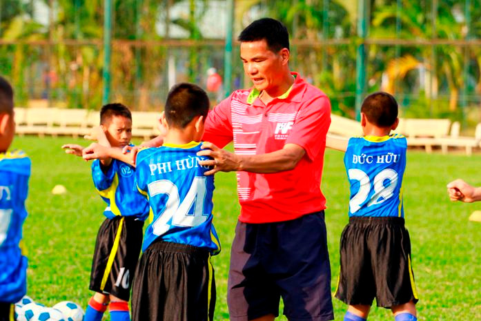 HLV Nguyễn Hữu Đang chỉnh động tác cho các học viên HLV Nguyễn Hữu Đang chỉnh động tác cho các học viên