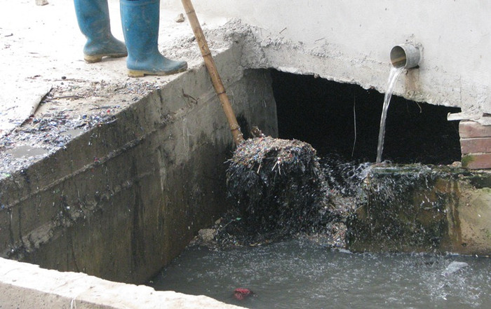 Rác luôn được “trung chuyển” thường xuyên nhờ vào bàn tay cần mẫn của người dân. Vậy nhưng, cho đến thời điểm này cũng chỉ như “muối bỏ biển” vì quá tải. Rác luôn được “trung chuyển” thường xuyên nhờ vào bàn tay cần mẫn của người dân. Vậy nhưng, cho đến thời điểm này cũng chỉ như “muối bỏ biển” vì quá tải.