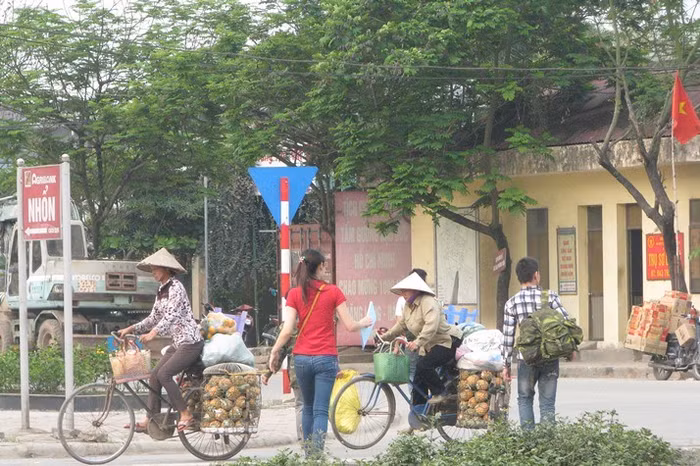 Không ít trường hợp, hành lý cồng kềnh, khênh vác ì ạch giữa đường. “Thế này mà có ô tô không phanh kịp thì nát như cám”, anh P.V.K, 34 tuổi, ở H.Chương Mỹ (TP.Hà Nội) hành nghề xe ôm buột miệng.