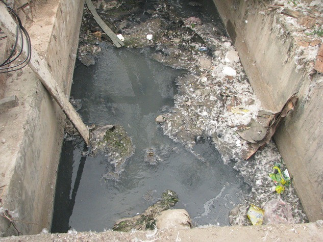 Nguồn nước thải trở nên đóng băng thành từng tảng như “ băng tuyết”. Nguồn nước thải trở nên đóng băng thành từng tảng như “ băng tuyết”.