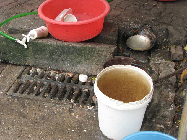 Vấn đề quy hoạch, xây dựng các khu xử lý, chôn lấp rác lâu dài hợp vệ sinh đang gặp khó khăn vì phản ứng không hợp tác từ phía người dân Vấn đề quy hoạch, xây dựng các khu xử lý, chôn lấp rác lâu dài hợp vệ sinh đang gặp khó khăn vì phản ứng không hợp tác từ phía người dân