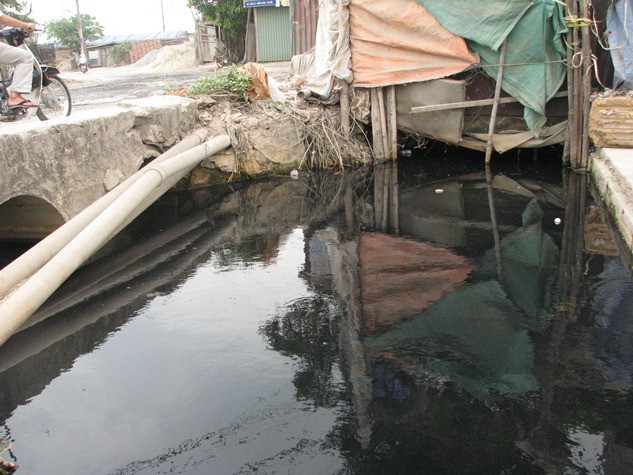 Mầm bệnh phát sinh, lây lan cùng với những căn bệnh mới, lạ xuất hiện đe dọa sức khỏe con người là do ô nhiễm môi trường rác thải. Giải quyết được tình trạng ô nhiễm rác thải, nước thải ra môi trường sống xung quanh sẽ giúp giảm thiểu các dịch bệnh lây lan và tạo môi trường sinh thái bền vững. Mầm bệnh phát sinh, lây lan cùng với những căn bệnh mới, lạ xuất hiện đe dọa sức khỏe con người là do ô nhiễm môi trường rác thải. Giải quyết được tình trạng ô nhiễm rác thải, nước thải ra môi trường sống xung quanh sẽ giúp giảm thiểu các dịch bệnh lây lan và tạo môi trường sinh thái bền vững.