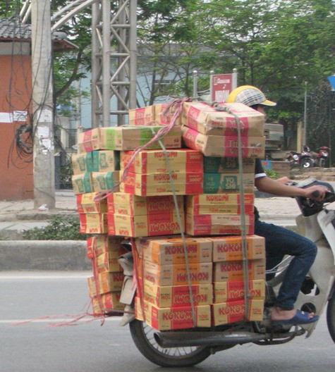 Chở hàng cổng kềnh, phóng nhanh, gây cản trở người đi đường là tình trạng chung của nhiều người “ hành nghề” kiếm để kiếm sống. Chở hàng cổng kềnh, phóng nhanh, gây cản trở người đi đường là tình trạng chung của nhiều người “ hành nghề” kiếm để kiếm sống.