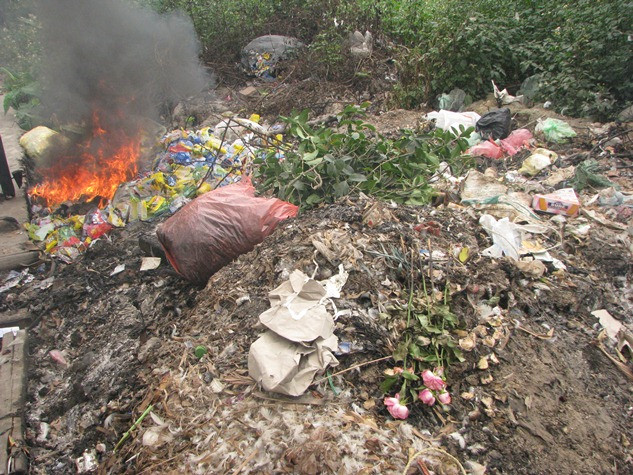 Rác thải nhiều như vậy nhưng mới chỉ thu gom, xử lý theo phương pháp chon lấp thông thường hoặc thiêu hủy. Vậy nhưng, tình trạng rác thải bừa bãi quá nhiều khiến người dân không thể xử lý được triệt để, phần còn lại mốc mùi hôi thối và là nơi để các vi trùng gây bệnh phát tán. Rác thải nhiều như vậy nhưng mới chỉ thu gom, xử lý theo phương pháp chon lấp thông thường hoặc thiêu hủy. Vậy nhưng, tình trạng rác thải bừa bãi quá nhiều khiến người dân không thể xử lý được triệt để, phần còn lại mốc mùi hôi thối và là nơi để các vi trùng gây bệnh phát tán.