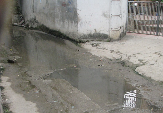 Bất kể trời mưa hay trời nắng, con đường này quanh năm không được “ráo đường”. Bất kể trời mưa hay trời nắng, con đường này quanh năm không được “ráo đường”.