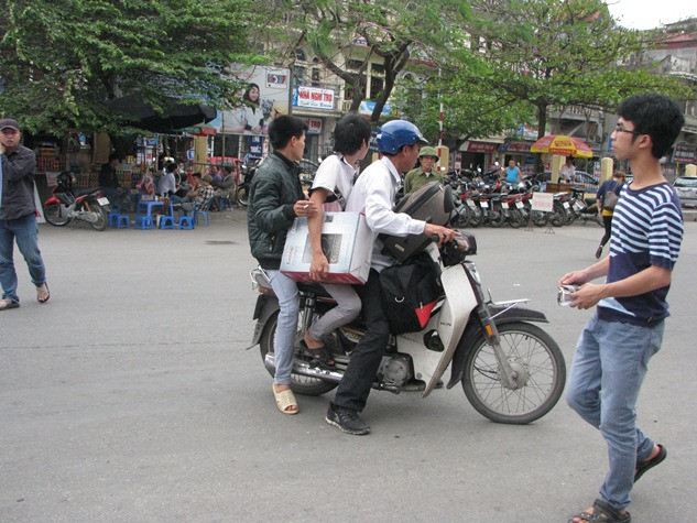 Tình trạng kẹp 3 kẹp 4, không mũ bảo hiểm khi tham gia giao thông vẫn đang len lỏi có thể gây nguy hiểm đến tính mạng bất cứ lúc nào. Tình trạng kẹp 3 kẹp 4, không mũ bảo hiểm khi tham gia giao thông vẫn đang len lỏi có thể gây nguy hiểm đến tính mạng bất cứ lúc nào.