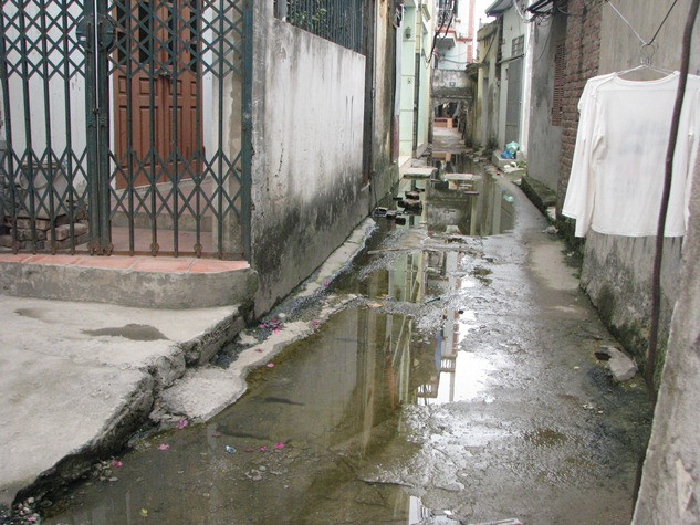 "Người dân tự nhủ: trời nắng oi chắc ông trời cũng phải khuất phục chứ không riêng gì ngập úng. Vậy nhưng, câu tự nhủ đó vẫn còn là dấu chấm hỏi “chờ đến bao giờ ?” Cô Phạm Thị Mai người dân Hà Nội cho biết. "Người dân tự nhủ: trời nắng oi chắc ông trời cũng phải khuất phục chứ không riêng gì ngập úng. Vậy nhưng, câu tự nhủ đó vẫn còn là dấu chấm hỏi “chờ đến bao giờ ?” Cô Phạm Thị Mai người dân Hà Nội cho biết.