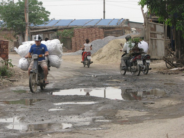 Nhiều ngày qua, nắng nóng đã bắt đầu xuất hiện. Vậy nhưng, những hố gà hay hố vịt vẫn luôn tiềm ẩn những vũng nước ô nhiễm nguy hiểm gây khó khăn đi lại cho người dân. Nhiều ngày qua, nắng nóng đã bắt đầu xuất hiện. Vậy nhưng, những hố gà hay hố vịt vẫn luôn tiềm ẩn những vũng nước ô nhiễm nguy hiểm gây khó khăn đi lại cho người dân.