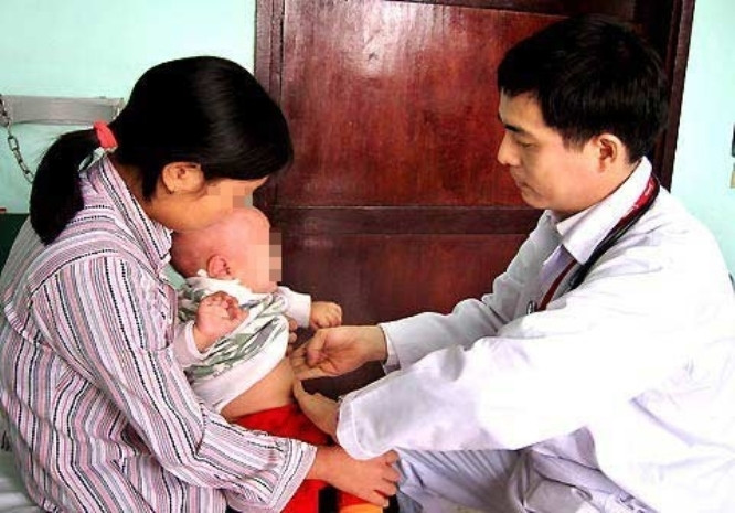 Thăm khám cho một trẻ rối loạn chuyển hóa bẩm sinh. ảnh: báo Đât Việt Thăm khám cho một trẻ rối loạn chuyển hóa bẩm sinh. ảnh: báo Đât Việt
