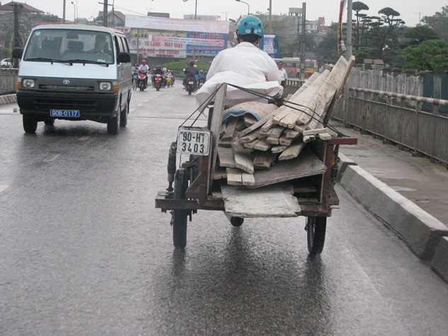 Để hạn chế gia tăng TNGT, đại diện các tỉnh, thành phố đều đồng tình kiến nghị Chính phủ, Bộ GTVT sớm sửa đổi Nghị định 34 theo hướng nâng cao mức xử phạt hành chính đối với các hành vi vi phạm trật tự ATGT. Theo ông Nguyễn Hoàng Hiệp, Phó chủ tịch Ủy ban ATGT Quốc gia (ATGTQG), hiện Nghị định này đang được hoàn thiện, trong đó đã bổ sung hình thức xử phạt đối với các hành vi nguy hiểm như: lạng lách, đánh võng, chạy quá tốc độ; bổ sung hình thức xử phạt đối với chủ các phương tiện gây TNGT; bổ sung hình thức tịch thu giấy phép lái xe vĩnh viễn với những trường hợp lái xe gây TNGT nghiêm trọng… Để hạn chế gia tăng TNGT, đại diện các tỉnh, thành phố đều đồng tình kiến nghị Chính phủ, Bộ GTVT sớm sửa đổi Nghị định 34 theo hướng nâng cao mức xử phạt hành chính đối với các hành vi vi phạm trật tự ATGT. Theo ông Nguyễn Hoàng Hiệp, Phó chủ tịch Ủy ban ATGT Quốc gia (ATGTQG), hiện Nghị định này đang được hoàn thiện, trong đó đã bổ sung hình thức xử phạt đối với các hành vi nguy hiểm như: lạng lách, đánh võng, chạy quá tốc độ; bổ sung hình thức xử phạt đối với chủ các phương tiện gây TNGT; bổ sung hình thức tịch thu giấy phép lái xe vĩnh viễn với những trường hợp lái xe gây TNGT nghiêm trọng…