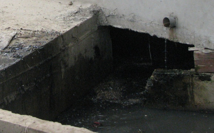 Hàng ngày vẫn có bàn tay của những người bảo vệ môi trường. Vậy nhưng, nước ô nhiễm vẫn “hoàn” màu đen. Hàng ngày vẫn có bàn tay của những người bảo vệ môi trường. Vậy nhưng, nước ô nhiễm vẫn “hoàn” màu đen.