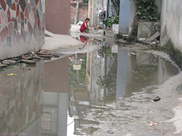 Người dân nơi đây không khỏi ngỡ ngàng là có 1 cái ao “tự mọc” lên ngay chốn đường đi lối lại. Người dân nơi đây không khỏi ngỡ ngàng là có 1 cái ao “tự mọc” lên ngay chốn đường đi lối lại.