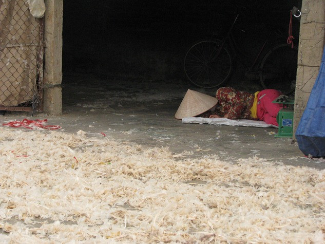 Dường như " vô cảm" mà không hay biết rằng, chính họ đang “nuôi” mầm mống bệnh tật vào cơ thể. Dường như " vô cảm" mà không hay biết rằng, chính họ đang “nuôi” mầm mống bệnh tật vào cơ thể.