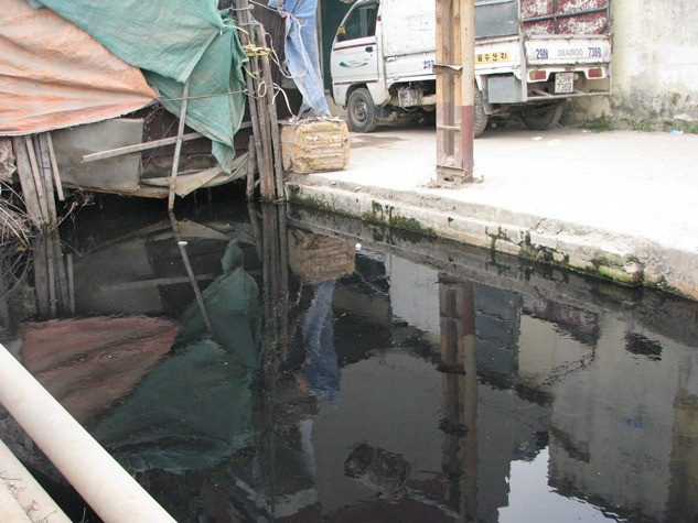 Cùng với rác thải thì nước thải sinh hoạt, nước thải công nghiệp không qua xử lý, thải trực tiếp ra hệ thống song ngòi đang ngày càng ảnh hưởng xấu đến môi trường sống. Cùng với rác thải thì nước thải sinh hoạt, nước thải công nghiệp không qua xử lý, thải trực tiếp ra hệ thống song ngòi đang ngày càng ảnh hưởng xấu đến môi trường sống.