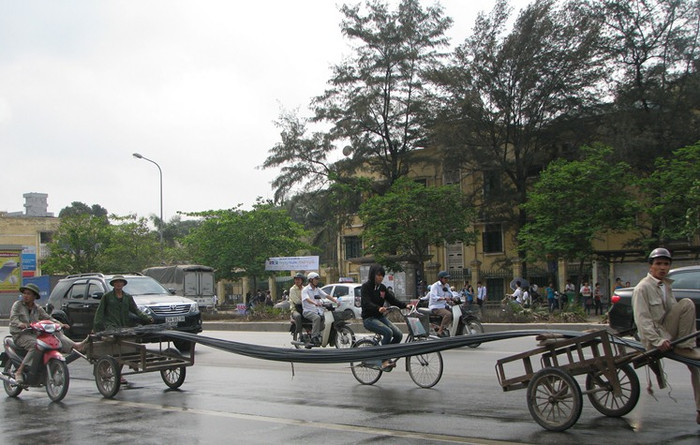 Xe ba gã, xe máy, không đội mũ bảo hiểm, chở hàng cồng kềnh gần chục mét vẫn ngang nhiên cười đùa trên đường. Xe ba gã, xe máy, không đội mũ bảo hiểm, chở hàng cồng kềnh gần chục mét vẫn ngang nhiên cười đùa trên đường.