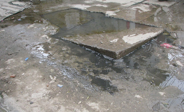 Người dân qua đây không khỏi ngỡ ngàng vì chính những hố thoát nước cũng phải “ trào lên” vì bức bối thay cho người dân Người dân qua đây không khỏi ngỡ ngàng vì chính những hố thoát nước cũng phải “ trào lên” vì bức bối thay cho người dân