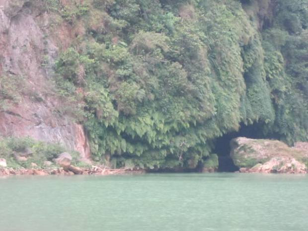 Hang “Hòn Ếch” dưới chân Mã Pì Lèng Hang “Hòn Ếch” dưới chân Mã Pì Lèng