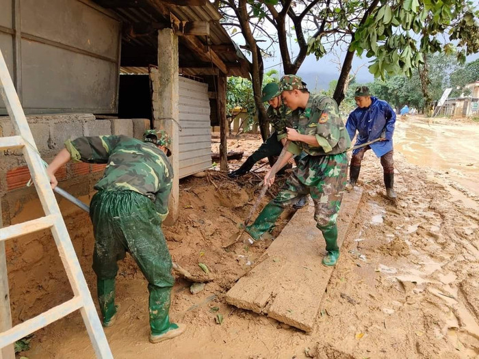 Áo xanh tình nguyện kết hợp với quân nhân. Áo xanh tình nguyện kết hợp với quân nhân.
