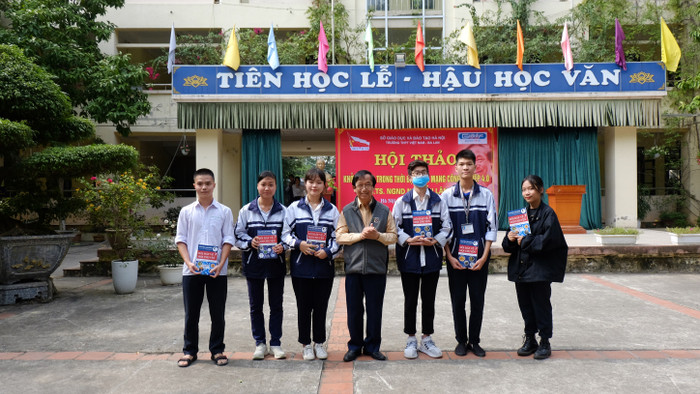 Món quà của Giáo sư Nguyễn Lân Dũng. Món quà của Giáo sư Nguyễn Lân Dũng.