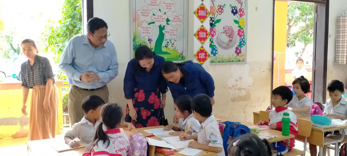 Nhờ những tấm lòng hảo tâm, việc học ở Đông Giang có thể quay trở lại. Ảnh: Trường Đông Giang Nhờ những tấm lòng hảo tâm, việc học ở Đông Giang có thể quay trở lại. Ảnh: Trường Đông Giang