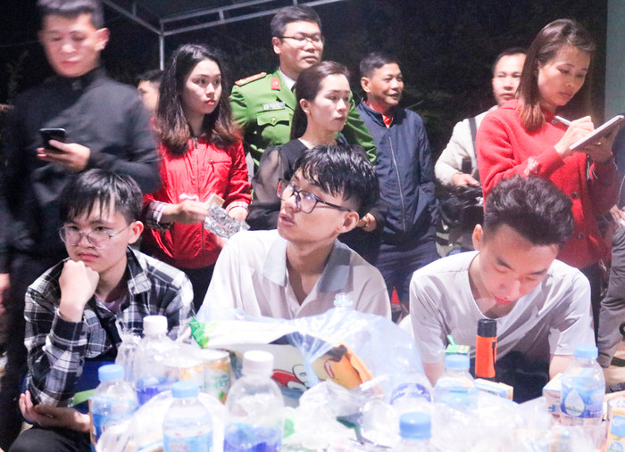 Nhiều em học sinh mệt mỏi sau nhiều giờ mắc kẹt trong rừng. Ảnh: QH Nhiều em học sinh mệt mỏi sau nhiều giờ mắc kẹt trong rừng. Ảnh: QH