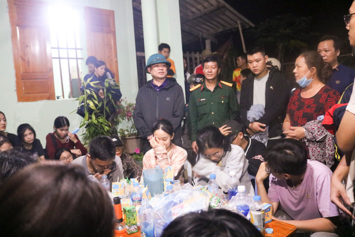 Các em học sinh được giải cứu thành công. Ảnh: QH Các em học sinh được giải cứu thành công. Ảnh: QH