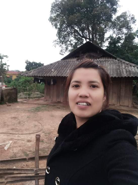 Cô Tuyến lưu lại khoảnh khắc đi qua trường cũ. Ảnh: NVCC Cô Tuyến lưu lại khoảnh khắc đi qua trường cũ. Ảnh: NVCC